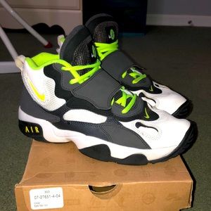 Size 7Y Nike Air Speed Turf
